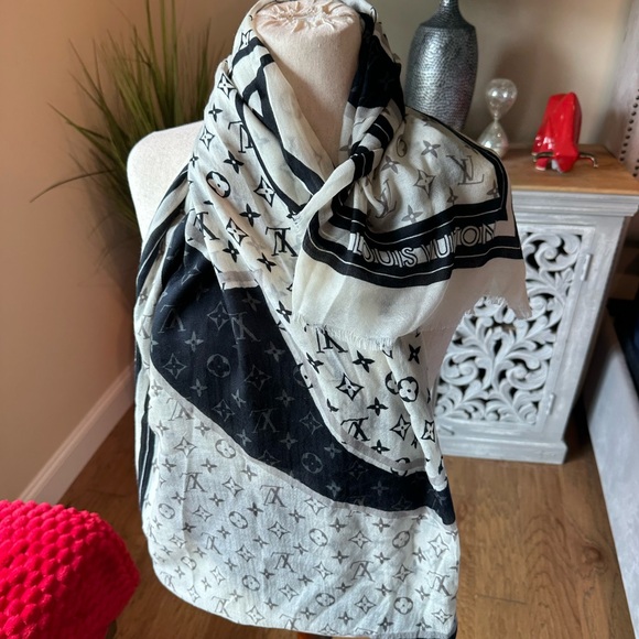 Louis Vuitton Monogram Scarf in Black and White - Picture 1 of 7